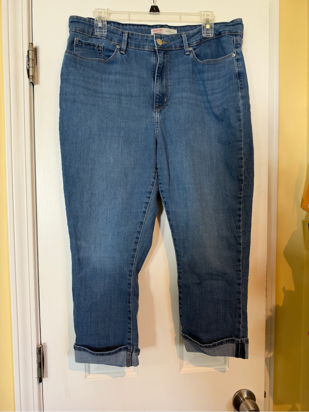 Levi's Women's Ankle Crop Jeans in Medium Blue